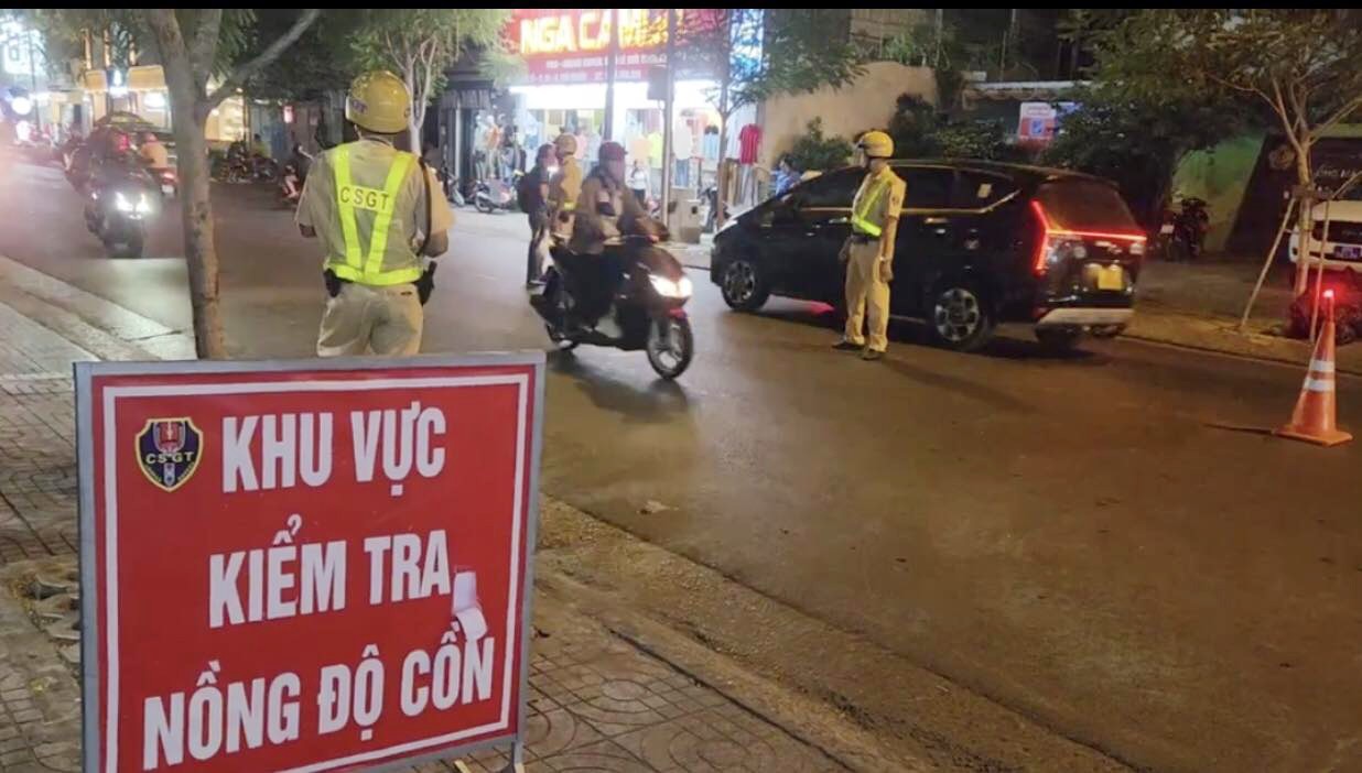 &nbsp;Lực lượng CSGT lập chốt kiểm tra nồng độ cồn tại giao lộ Lê Văn Sỹ - Đặng Văn Ngữ