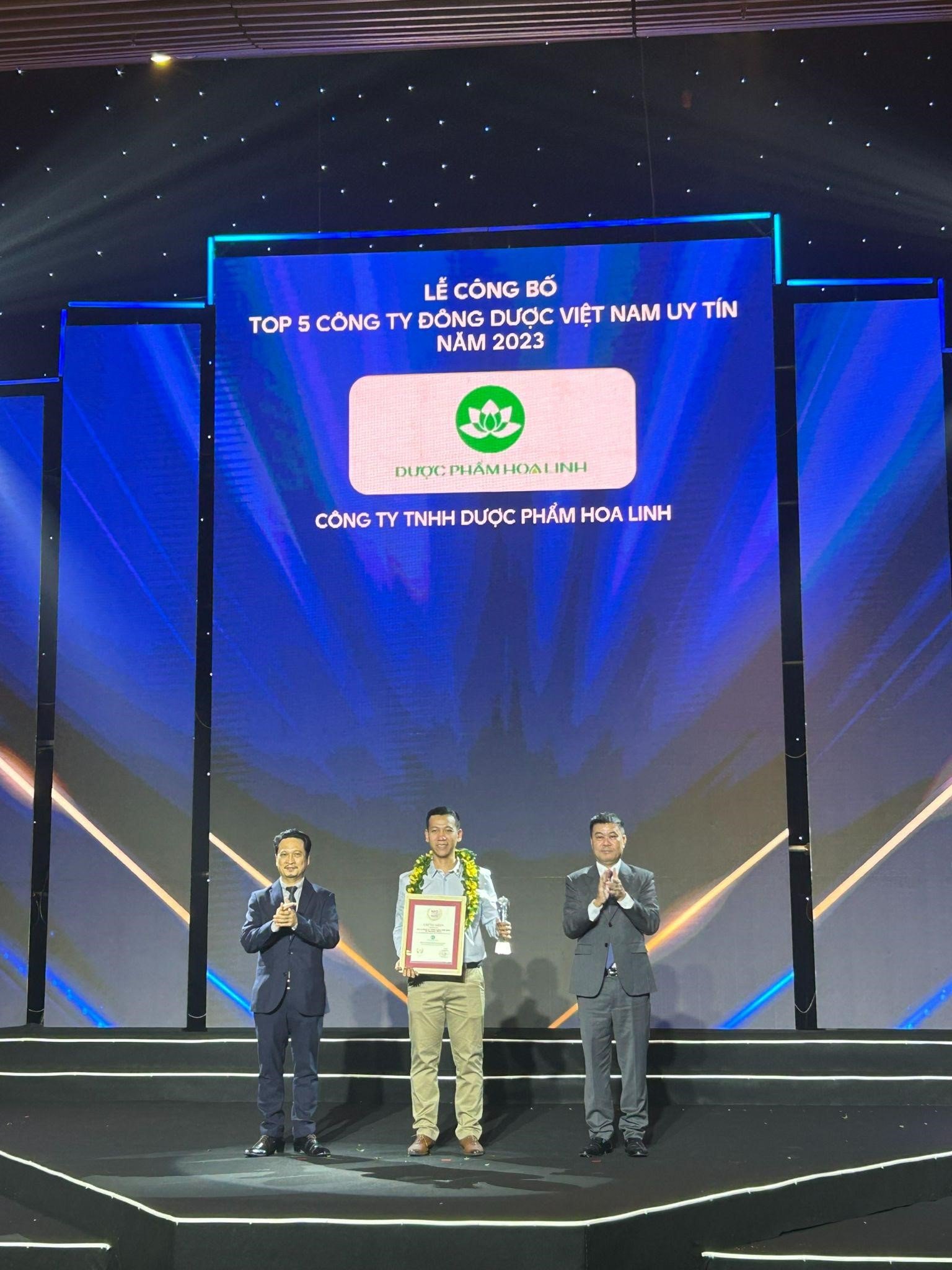 Đại diện Công ty Dược phẩm Hoa Linh nhận giải thưởng Top 5 Công ty đông dược Việt Nam uy tín năm 2023