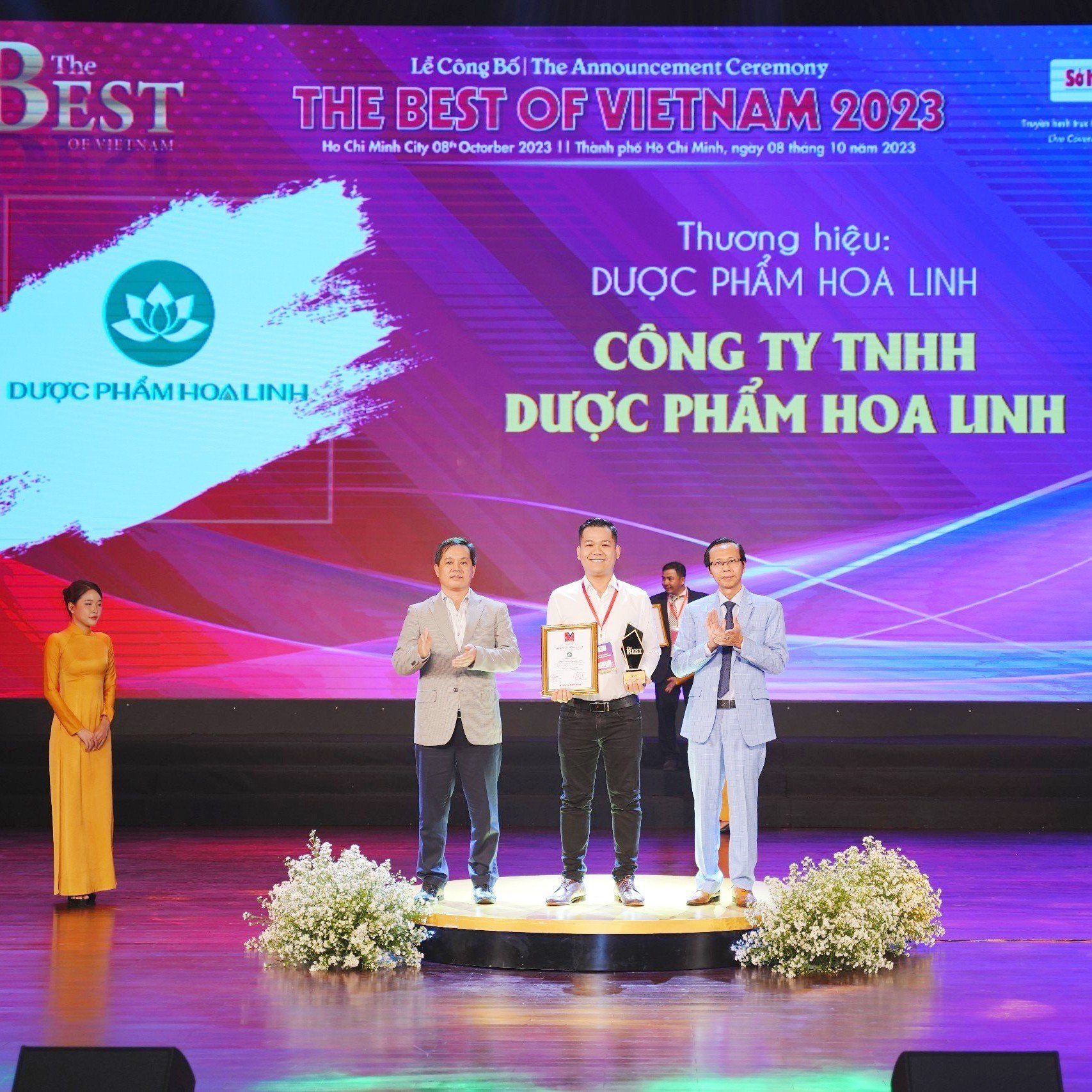 Đại diện Công ty Dược phẩm Hoa Linh nhận giải thưởng Top 10 Thương hiệu tốt nhất Việt Nam (năm 2023), lĩnh vực dược phẩm.