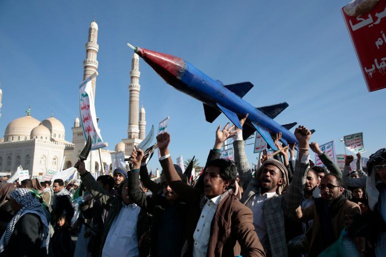 Những người ủng hộ phong trào Houthi ở thủ đô Sanaa, Yemen. Ảnh: AP