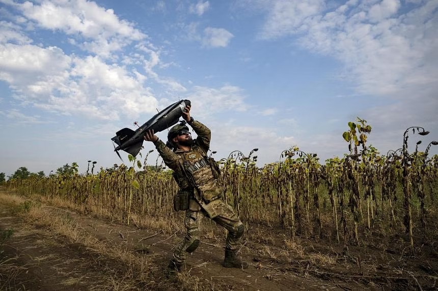 Binh sĩ Ukraine phóng UAV ở chiến trường miền Đông (ảnh: CNN)