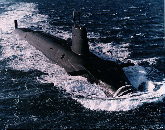 Tàu ngầm hạt nhân HMS Vanguard của Anh có thể mang theo tối đa 16 tên lửa Trident II.