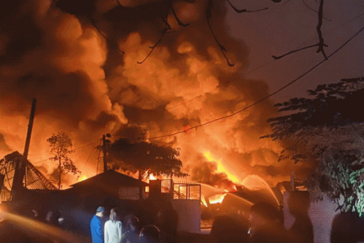 Kho hàng 700 m2 trên đất quốc phòng cháy dữ dội