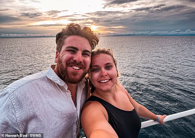 Cặp đôi thích đi nghỉ thường xuyên và đã cùng nhau đến thăm 34 quốc gia (ảnh tại Rạn san hô Great Barrier)