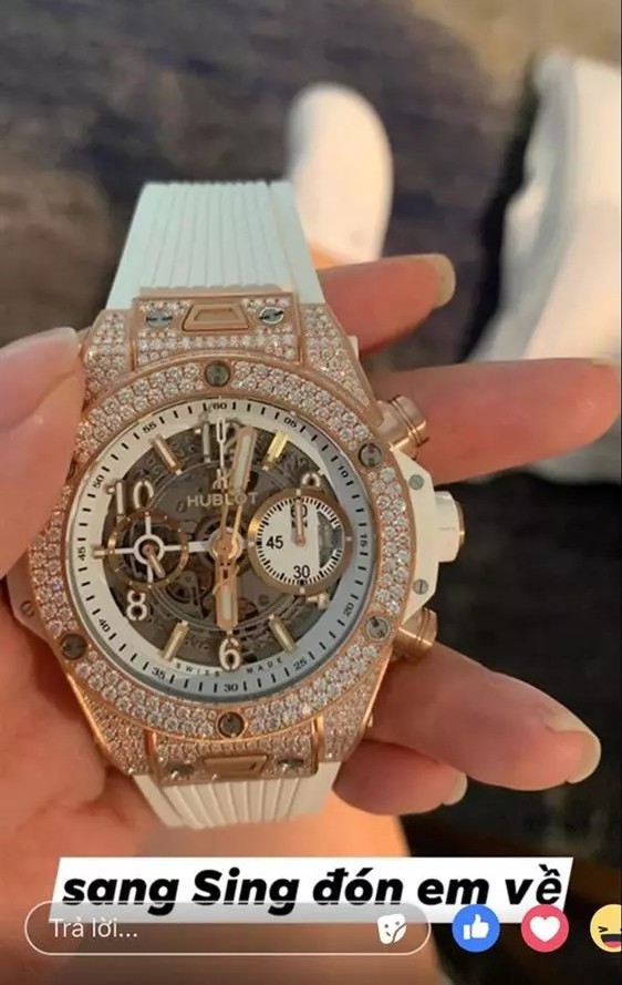 Mai Phương Thúy từng sang tận Singapore để tậu chiếc đồng hồ&nbsp;Hublot Big Bang Unico King Gold White. Mẫu đồng hồ này có mặt số tròn kích thước 45mm, chế tác từ vàng,&nbsp;titanium và kim cương có giá khoảng 1,1 tỷ đồng.