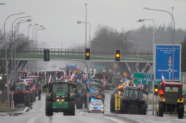 Nông dân trong một cuộc biểu tình ở thị trấn Minsk Mazowiecki, Ba Lan. Ảnh: Al Jazeera