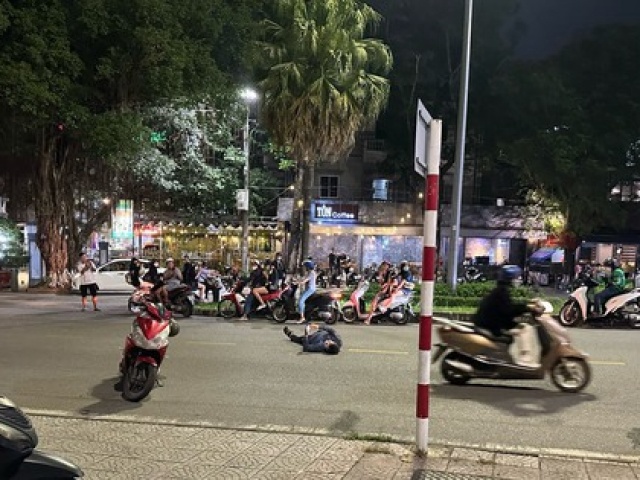 Tin tức trong ngày - Bất ngờ với danh tánh người đàn ông "nằm vạ" giữa đường khi bị đo nồng độ cồn