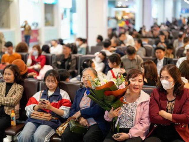 Thị trường - Tiêu dùng - Khách đi máy bay tăng mạnh bất chấp giá vé cao ngất ngưởng