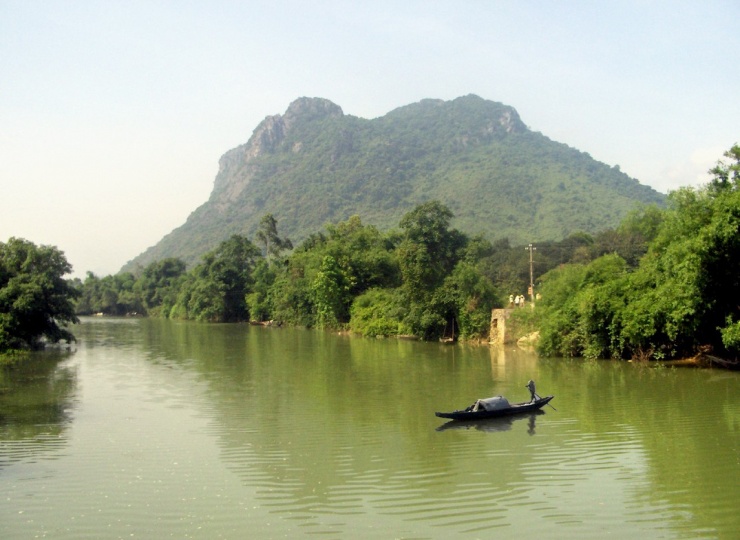 Nét đẹp như tranh của ngọn núi Thần Đinh nhìn từ dòng sông Đại Giang.
