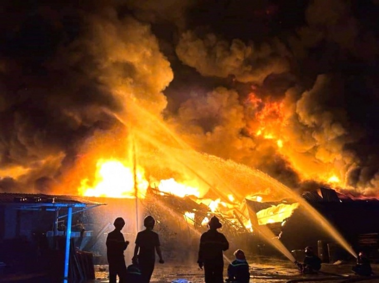 Đám cháy bùng phát dữ dội do chứa vật liệu nhựa.