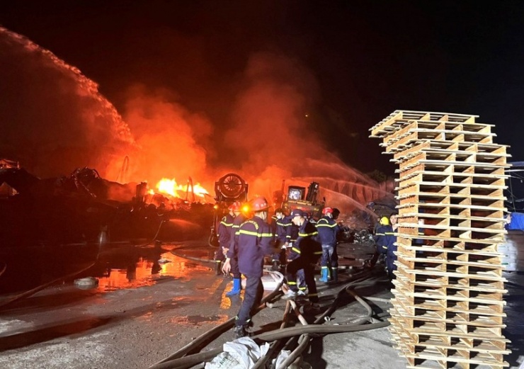 Lực lượng Cảnh sát PCCC&CNCH triển khai phương tiện chuyên dụng tiếp cận đám cháy.