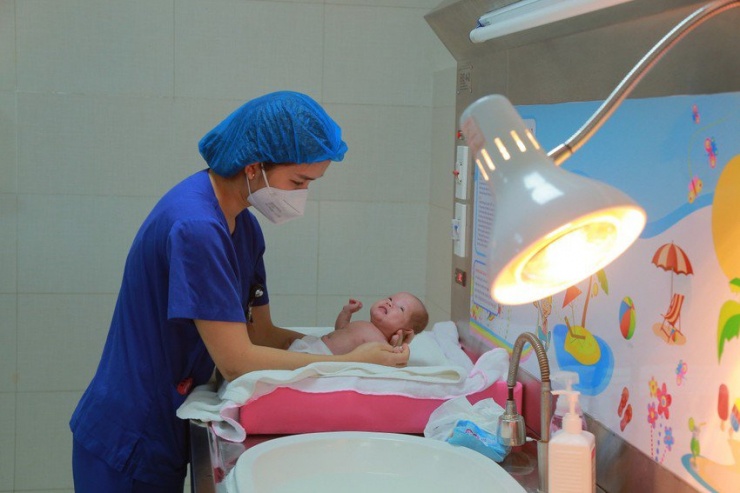 Quá trình nuôi sống bé gái sinh cực non tại Bệnh viện Sản nhi Phú Thọ. Ảnh BVCC