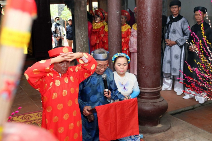 Ông Phạm Đăng Khoa, nguyên Phó Ban quản lý Khu di tích Đền - Chùa Hòa Liễu đọc văn khấn cúng đầu năm. Ảnh: Ngọc Sơn