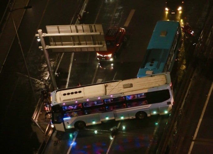 Xe giường nằm mất lái chắn ngang hai làn đường vành đai 3 trên cao. Ảnh: Phạm Tuấn Anh