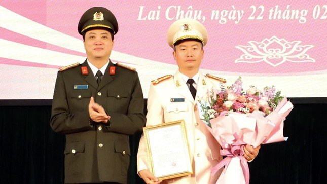 Thừa ủy quyền của Bộ trưởng Bộ Công an, Giám đốc Công an tỉnh Lai Châu Nguyễn Viết Giang trao quyết định cho Đại tá Nguyễn Tuấn Hưng.