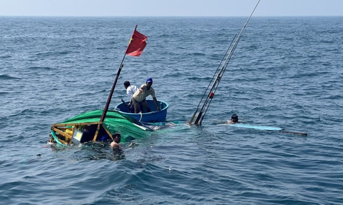 Tàu cá bị tông chìm ở vùng biển Tịnh Kỳ. Ảnh: Biên phòng Quảng Ngãi