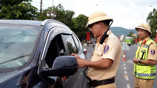 Kiểm tra nồng độ cồn người điều khiển phương tiện giao thông ở Lâm Đồng. Ảnh: Tiền phong