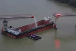 Thế giới - Video: Khoảnh khắc sà lan đâm gãy cầu ở Trung Quốc