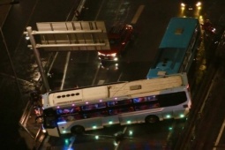 Tin tức trong ngày - Xe giường nằm chắn ngang, vành đai 3 trên cao tê liệt