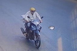 Pháp luật - Giúp phải kẻ gian trên đường, nam công nhân mất luôn xe máy