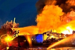 Tin tức trong ngày - Sử dụng robot khống chế biển lửa trong đêm tại Hải Phòng