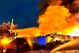 Tin tức trong ngày - Sử dụng robot khống chế biển lửa trong đêm tại Hải Phòng