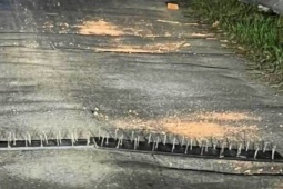 Pháp luật - Đặt bàn chông "bẫy" người buôn thuốc lá lậu để cướp