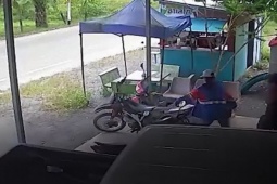 Phi thường - kỳ quặc - Ô tô mất lái "lao như thiêu thân" vào cửa hàng bên đường