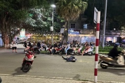 Tin tức trong ngày - Tin tức 24h qua: Người đàn ông nằm giữa đường xem điện thoại khi bị đo nồng độ cồn