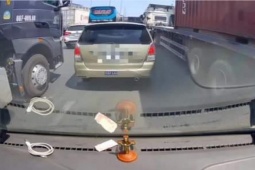 Tin tức trong ngày - Clip: Mắc sai lầm tối kỵ, tài xế lái ô tô gắn biển tập lái lĩnh ngay tai họa từ xe "khủng"