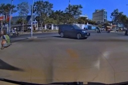 Ô tô - Clip: "Khôn lỏi" chen đổ xăng, tài xế Land Rover nhận kết đắng