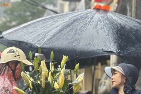 Hà Nội: Trời mưa không ngớt, thị trường rằm tháng Giêng đìu hiu