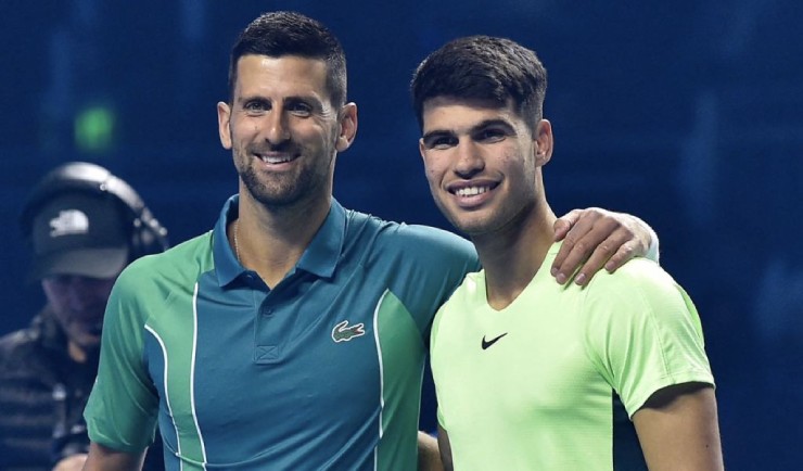 Alcaraz (bên phải) luôn nghĩ về cột mốc 24 Grand Slam của Djokovic (trái)