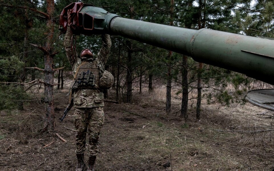Một binh sĩ Ukraine đang kiểm tra pháo tự hành. Ảnh: Telegraph