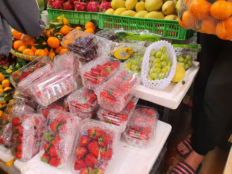 Dâu tây được bán với giá chỉ từ 25-45 nghìn đồng/hộp tại các cửa hàng hoa quả hoặc trên các chợ online.