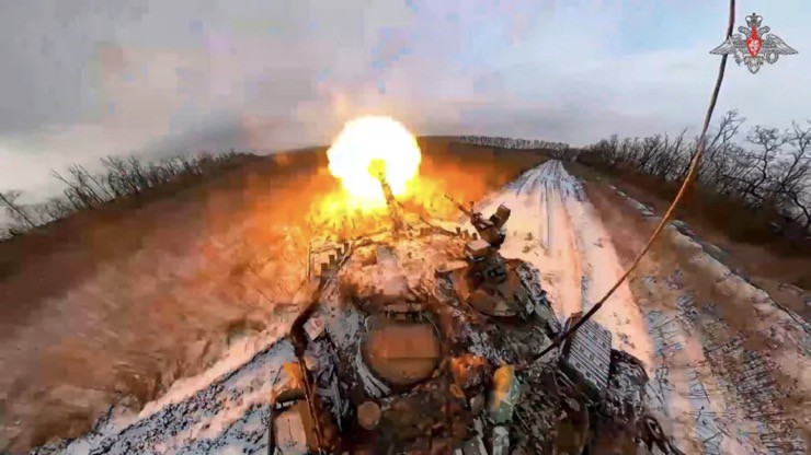 Xe tăng Nga nã hỏa lực trong xung đột ở Ukraine hôm 8/2/2024. Ảnh: Bộ Quốc phòng Nga.