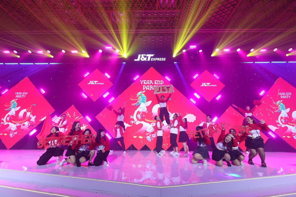 Chương trình trình tất niên kết hợp lễ vinh danh những nhân viên tuyến đầu tiêu biểu trong năm 2023 đã tạo ra những khoảnh khắc gắn kết đáng nhớ cho đội ngũ nhân sự trên khắp 63 tỉnh thành của J&T Express
