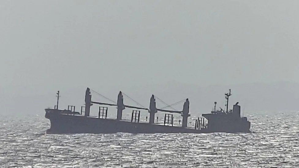 Tàu hàng MV Rubymar thuộc sở hữu của Anh chìm dần sau khi trúng tên lửa Houthi.