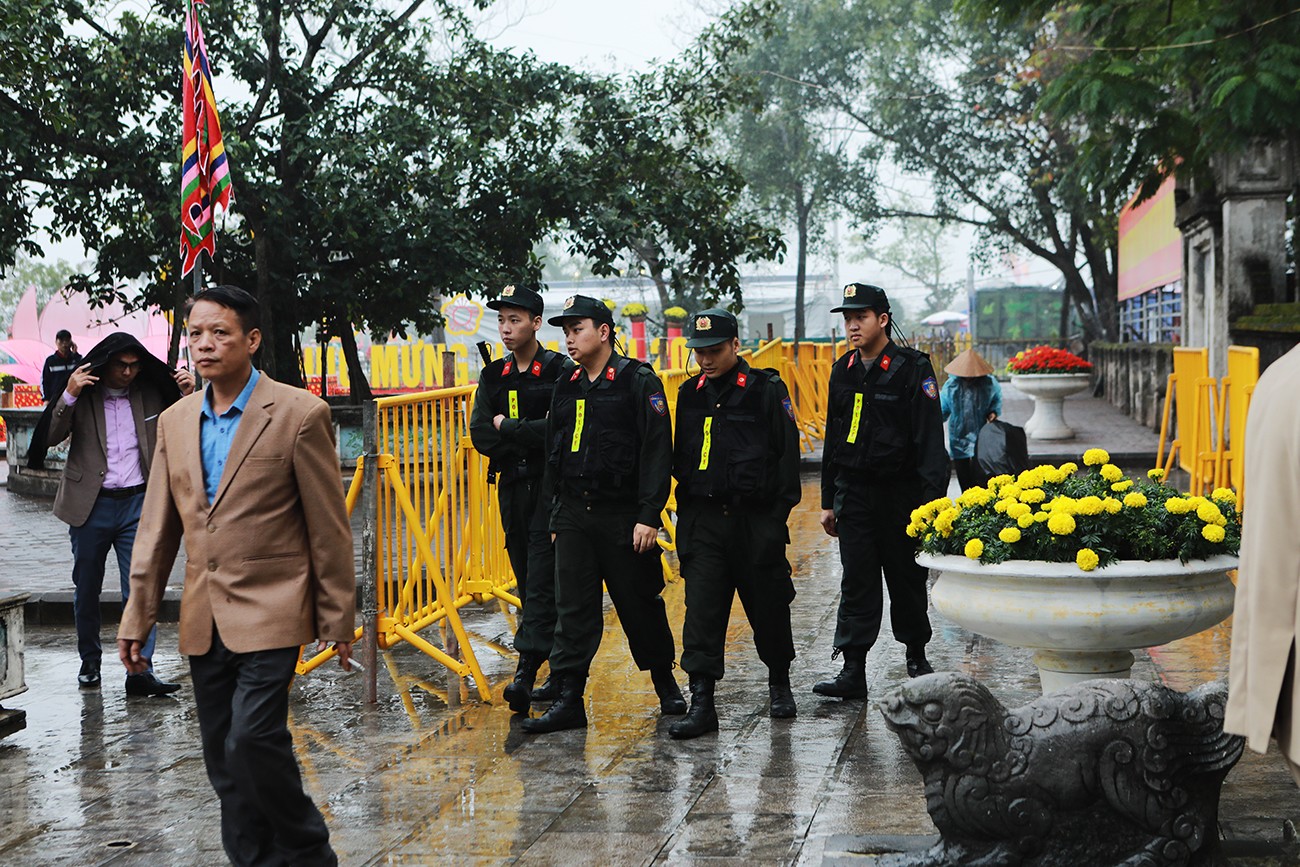 Để đảm bảo an ninh, an toàn tại Lễ hội Khai ấn Đền Trần, Công an thành phố Nam Định phối hợp với các đơn vị nghiệp vụ huy động hơn 2.800 cán bộ, chiến sĩ, nhân viên các lực lượng tham gia đảm bảo an ninh trật tự.
