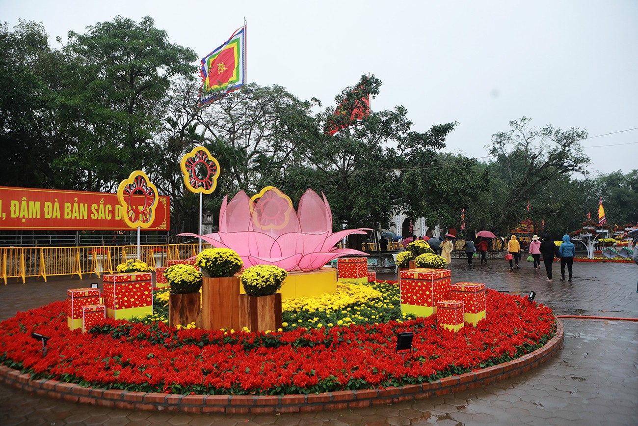 Khu vực cổng Đền Trần được trang trí nhiều tiểu cảnh đẹp.