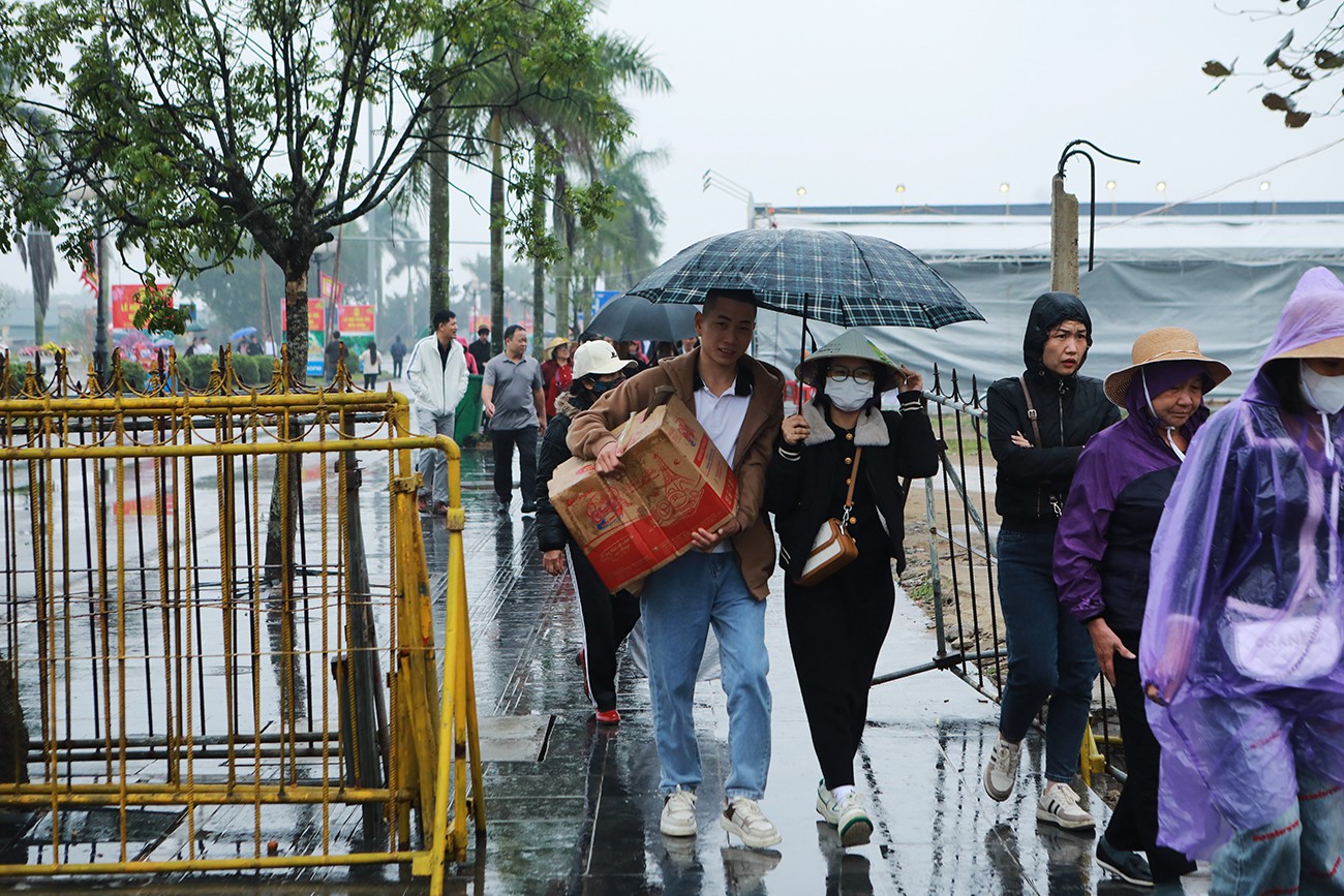 Theo ghi nhận của PV, từ trưa 23/2 (tức 14 tháng Giêng Âm lịch), dù trời mưa nhưng rất đông người dân đổ về Đền Trần, phường Lộc Vượng, TP. Nam Định, tỉnh Nam Định, làm lễ, dâng hương trước giờ khai ấn.