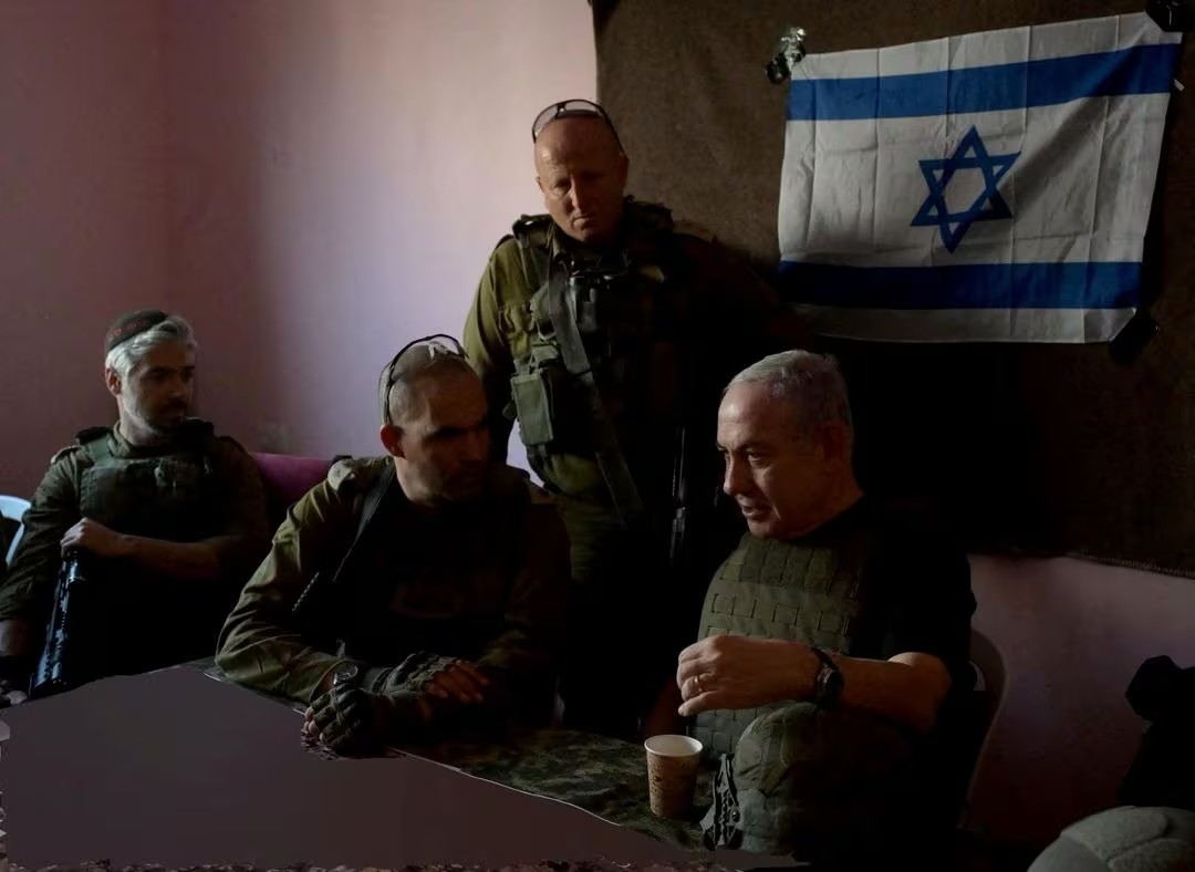 Thủ tướng Israel Benjamin Netanyahu tới gặp các binh sĩ ở Dải Gaza (ảnh; Reuters)