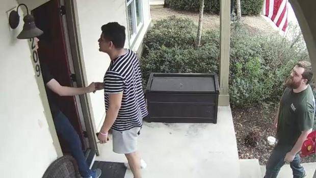 Hình ảnh từ camera giám sát cho thấy hai người đàn ông xuất hiện trước cửa nhà Nicholas Shaughnessy