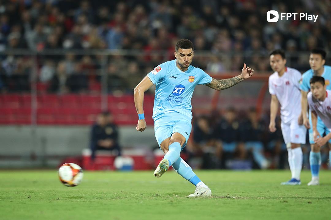 Hendrio vừa giỏi ghi bàn vừa giỏi kiến tạo cho đồng đội. (Ảnh: FPT Play)