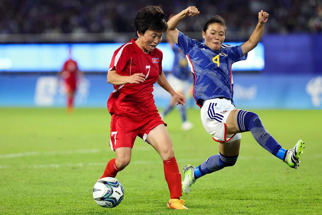 CHDCND Triều Tiên (áo đỏ) không được thi đấu trên sân nhà tại vòng loại thứ ba Olympic 2024.