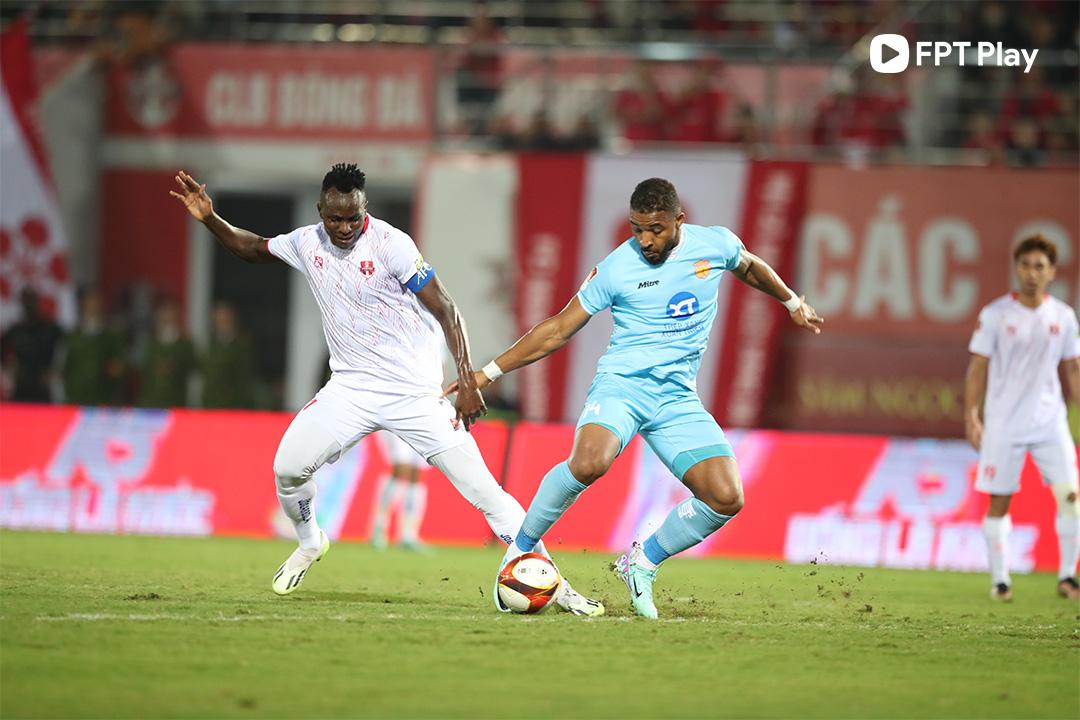 Rafaelson (áo xanh) thể hiện phong độ ghi bàn ấn tượng. (Ảnh: FPT Play)