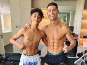 Đàn ông - Cậu cả nhà Cristiano Ronaldo lớn phổng phao, đúng chuẩn &quot;hổ phụ sinh hổ tử&quot;