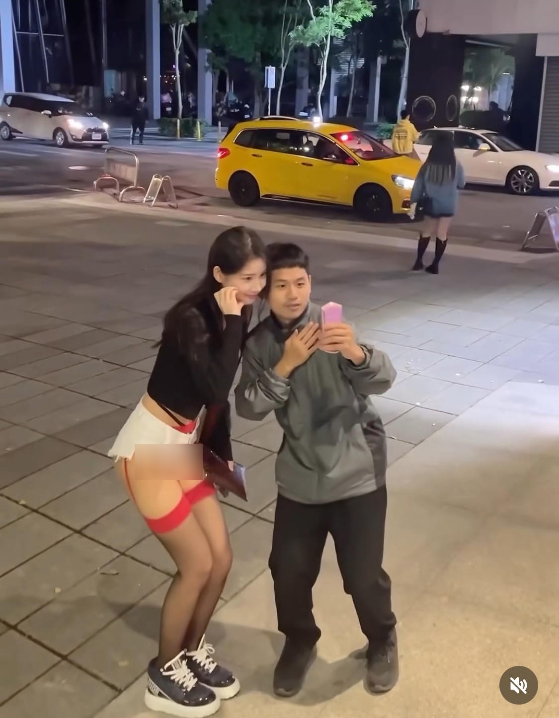 Nữ DJ Hàn Quốc khiến các fan tranh nhau xin chụp ảnh, mặc set đồ gây chú ý trên đường - 2