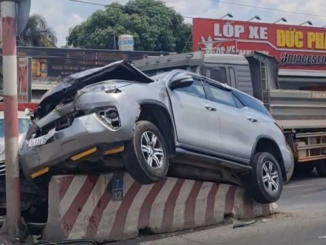 Tin tức trong ngày - Tai nạn liên hoàn trên quốc lộ 51, ô tô ‘bay’ lên dải phân cách