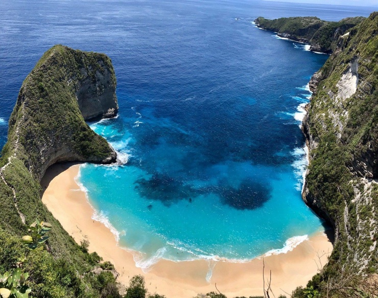 Bãi biển Kelingking ở Indonesia. Ảnh: TripAdvisor.